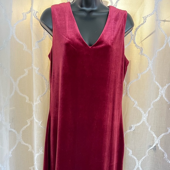 White House Black Market. Plush Velvet shift dress, size 8. - Picture 2 of 7